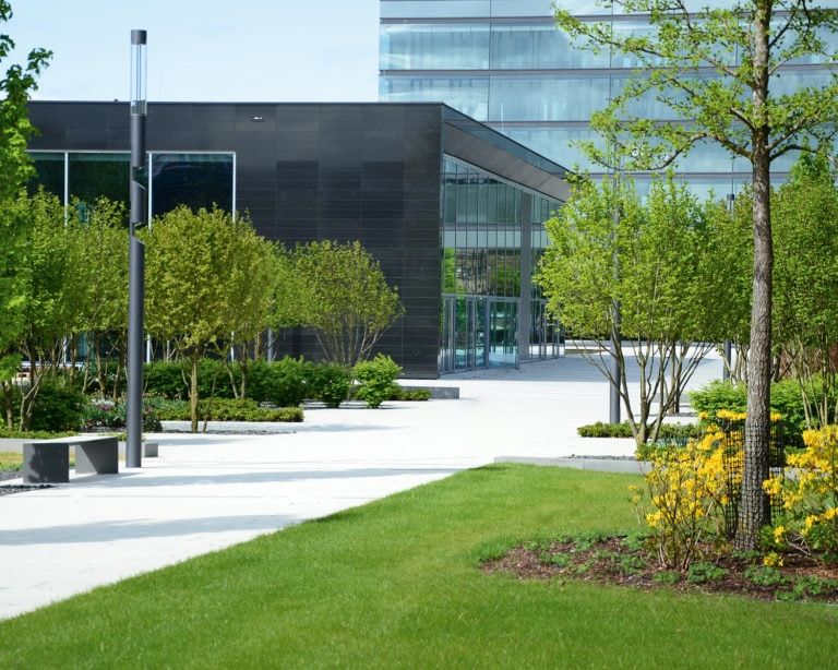 Gebäude umgeben von Grünflächen und Wegen